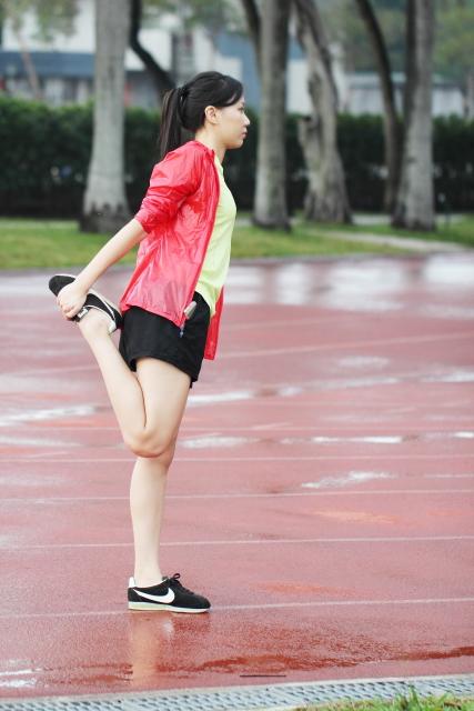 薄如蟬翼的Mountain Hardwear戶外極輕抗水快排皮膚風(fēng)衣