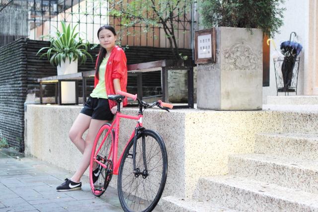 薄如蟬翼的Mountain Hardwear戶外極輕抗水快排皮膚風(fēng)衣