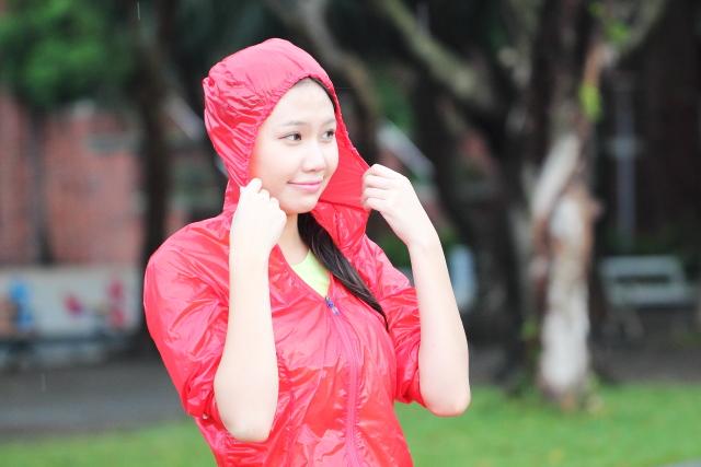 薄如蟬翼的Mountain Hardwear戶外極輕抗水快排皮膚風衣