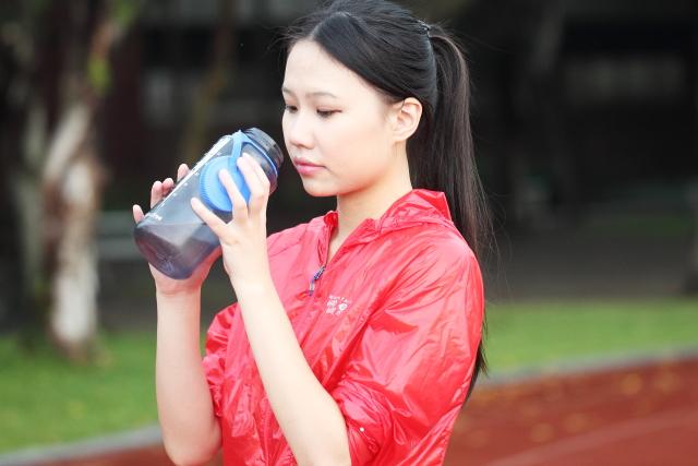 薄如蟬翼的Mountain Hardwear戶外極輕抗水快排皮膚風(fēng)衣