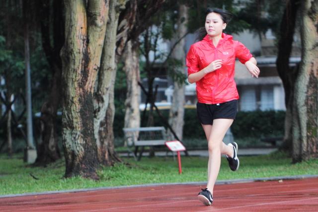 薄如蟬翼的Mountain Hardwear戶外極輕抗水快排皮膚風(fēng)衣