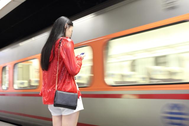 薄如蟬翼的Mountain Hardwear戶外極輕抗水快排皮膚風(fēng)衣