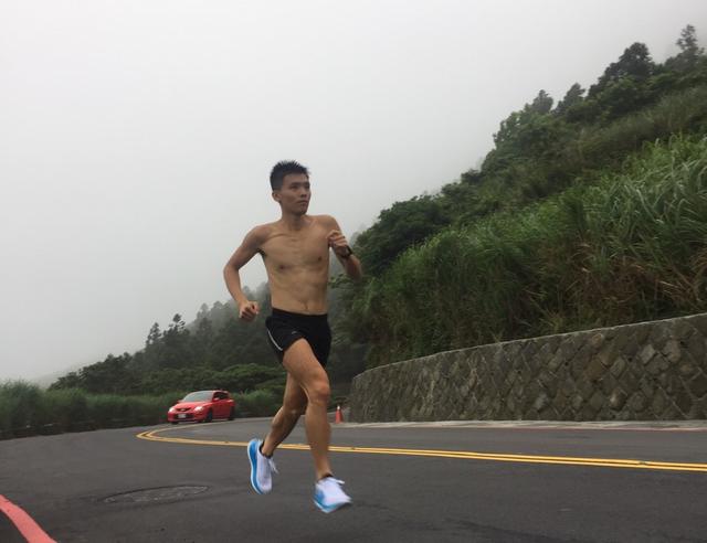 戶外跑步你擁有更輕量的選擇,HOKA ONE ONE CARBON X競速跑鞋