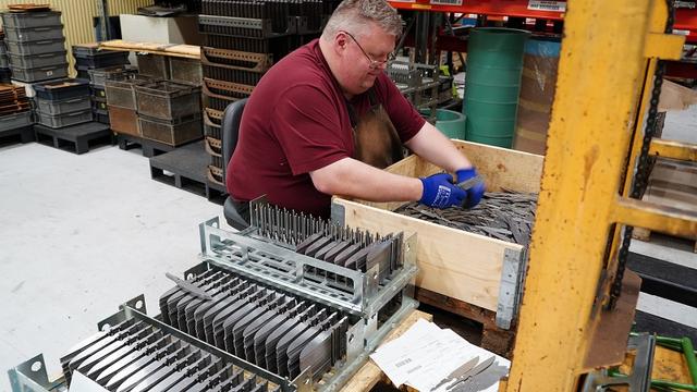 戶外刀具是如何制作的？參觀瑞典品牌Mora工廠