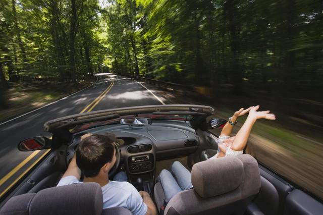 外出旅行一定要注意安全,坐旅游大巴或自駕游遇險自救方法