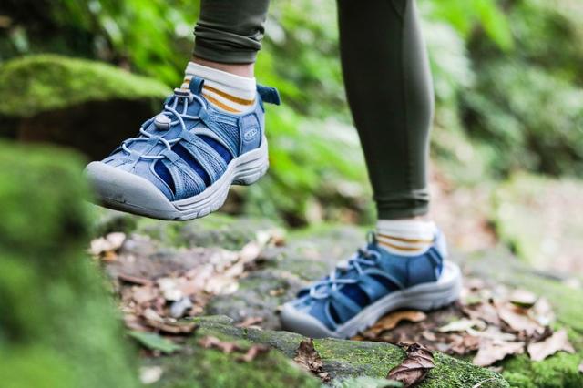 妹子的第一雙時尚運動涼鞋,讓Keen的這雙戶外涼鞋帶領我一起去探險