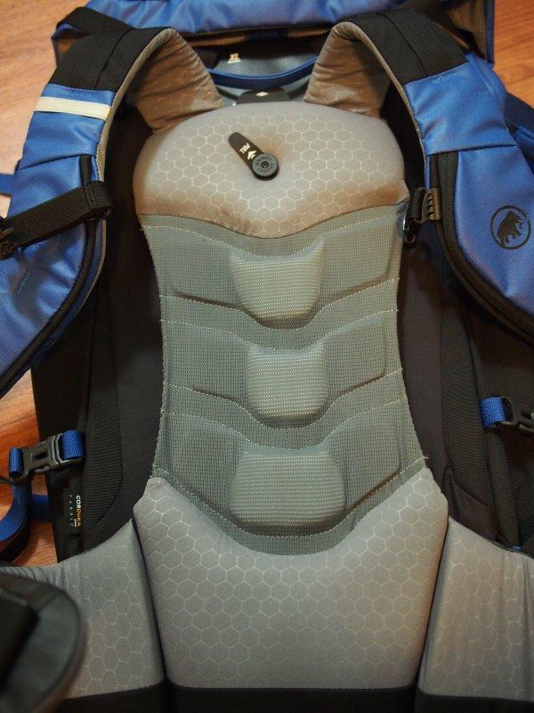 新款猛犸象Mammut背包裝備開箱測評,感受人包合一的背負體驗