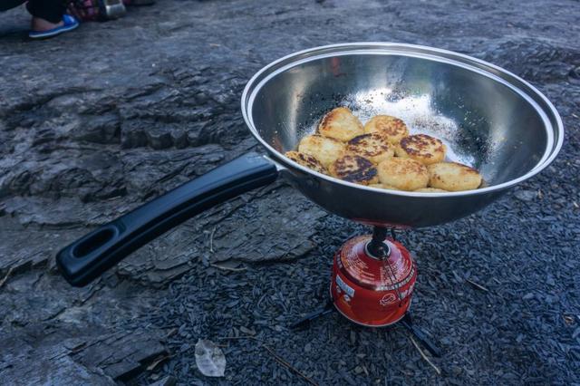 戶外登山露營野營炊具KOVEA超輕爐頭實測,不僅小巧易帶且實用方便