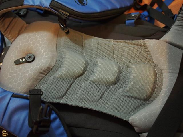 新款猛犸象Mammut背包裝備開箱測評,感受人包合一的背負體驗