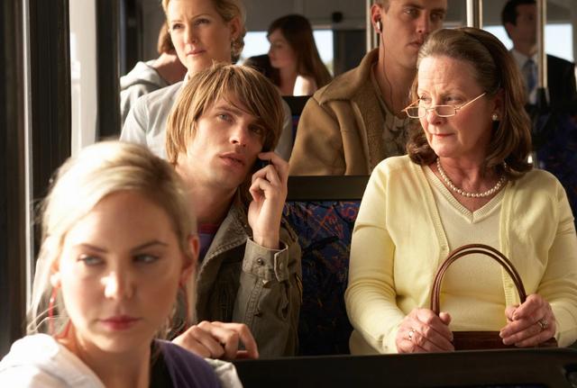 外出旅行一定要注意安全,坐旅游大巴或自駕游遇險自救方法