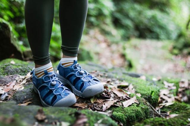 妹子的第一雙時尚運動涼鞋,讓Keen的這雙戶外涼鞋帶領我一起去探險