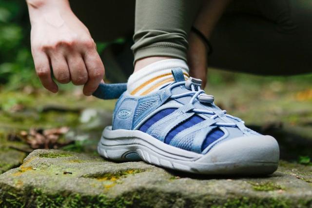 妹子的第一雙時尚運動涼鞋,讓Keen的這雙戶外涼鞋帶領我一起去探險