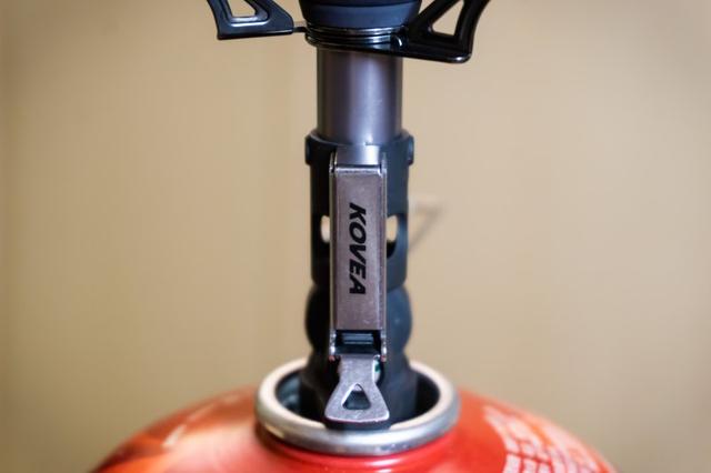 戶外登山露營野營炊具KOVEA超輕爐頭實測,不僅小巧易帶且實用方便