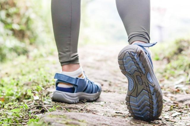 妹子的第一雙時尚運動涼鞋,讓Keen的這雙戶外涼鞋帶領我一起去探險