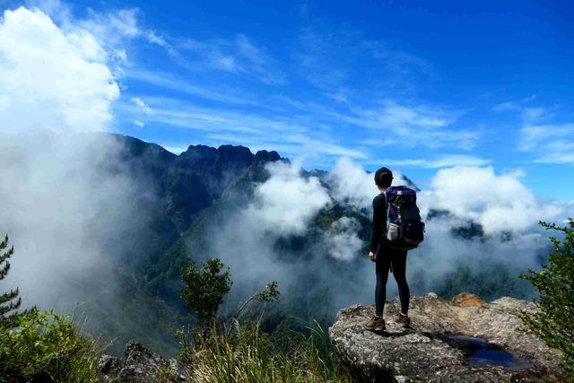 女生登山指南,女生戶外爬山需要準(zhǔn)備哪些裝備
