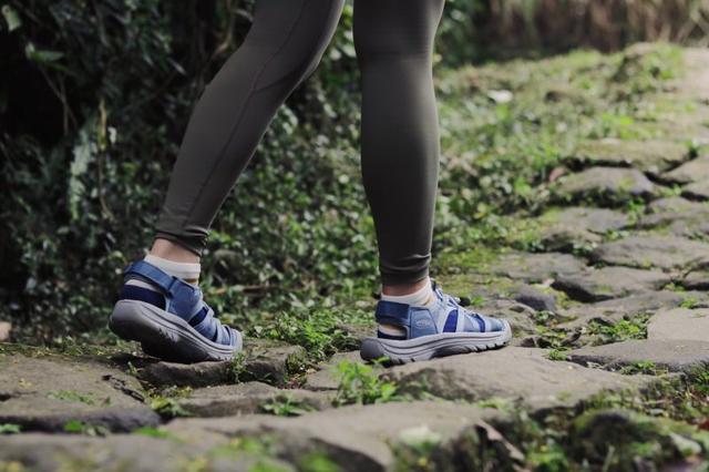 妹子的第一雙時尚運動涼鞋,讓Keen的這雙戶外涼鞋帶領我一起去探險