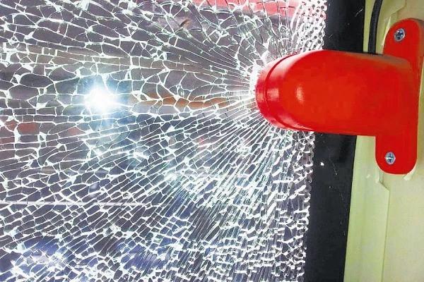 外出旅行一定要注意安全,坐旅游大巴或自駕游遇險自救方法