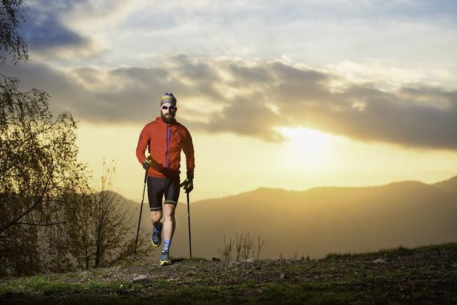 如何挑選登山杖,戶外登山杖的選擇與正確使用