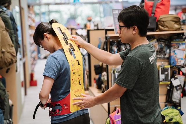 買戶外背包,多看、多背、多問,負(fù)重走走看