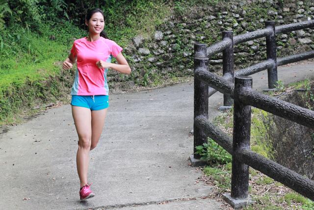 漂亮小姐姐實(shí)測Columbia速干防曬T恤，享受戶外運(yùn)動生活