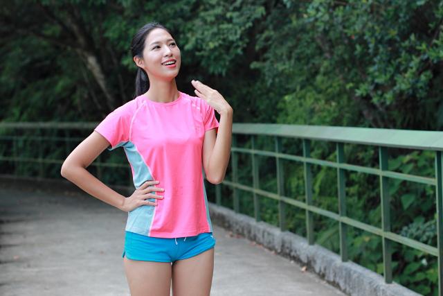 漂亮小姐姐實測Columbia速干防曬T恤，享受戶外運動生活