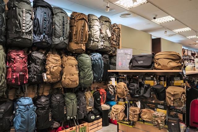 買戶外背包,多看、多背、多問,負重走走看