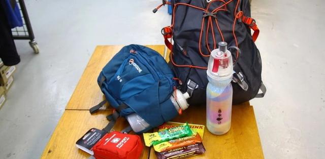 一天的戶外登山活動,應該攜帶哪些基本的裝備?