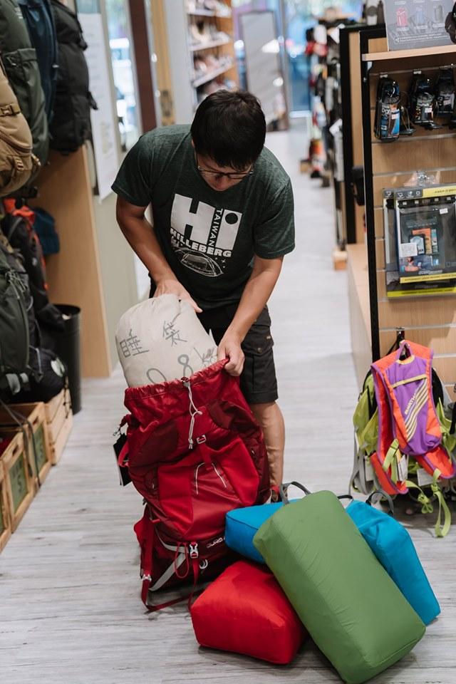 買戶外背包,多看、多背、多問,負重走走看