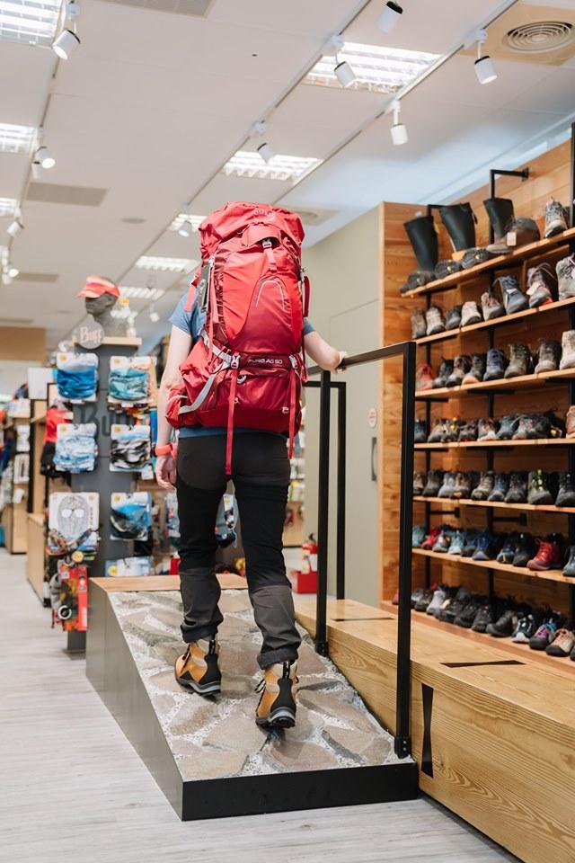 買戶外背包,多看、多背、多問,負重走走看