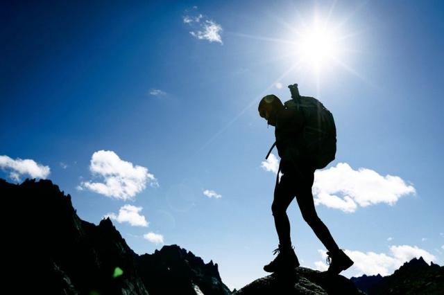 秋高氣爽是登高的好時節(jié),爬山到底傷不傷膝蓋?