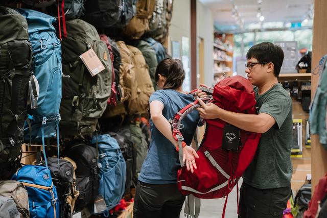 買戶外背包,多看、多背、多問,負重走走看