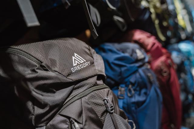 買戶外背包,多看、多背、多問,負重走走看