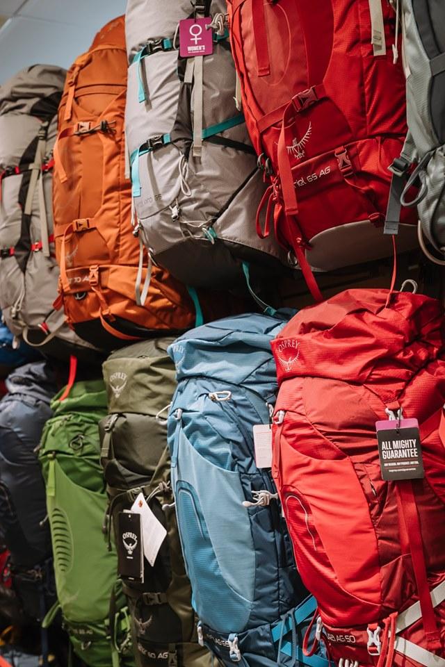 買戶外背包,多看、多背、多問,負重走走看