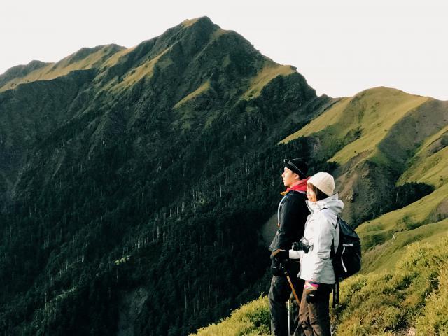 沖鋒衣哪個牌子好?各大戶外品牌沖鋒衣穿搭推薦