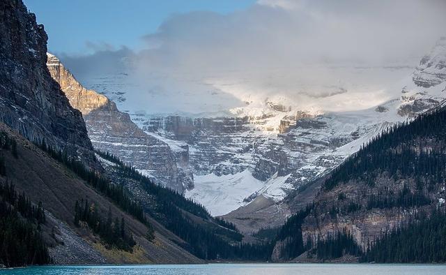 加拿大班夫國家公園,落基山脈中的夢幻藍色冰河路易斯湖