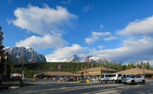 加拿大班夫國家公園,落基山脈中的夢幻藍色冰河路易斯湖