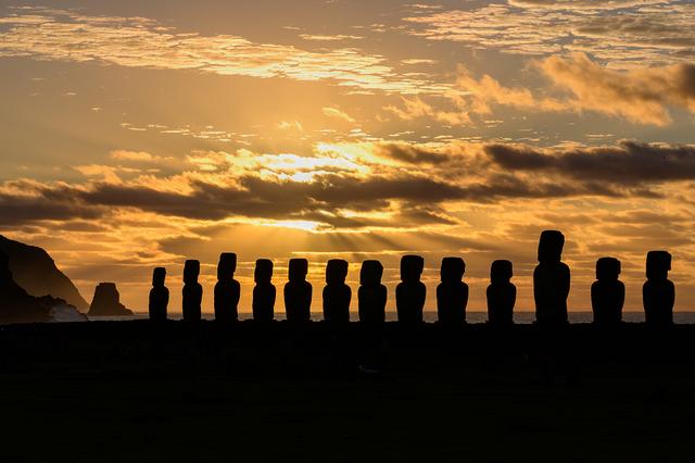 一座鮮活的露天博物館,智利復活節島探索巨大石雕的秘密