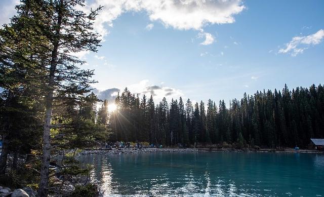 加拿大班夫國家公園,落基山脈中的夢幻藍色冰河路易斯湖
