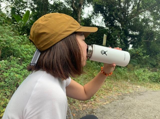 四個(gè)戶外品牌裝備實(shí)測(cè),速干T恤、速干褲、羊毛襪和保溫瓶