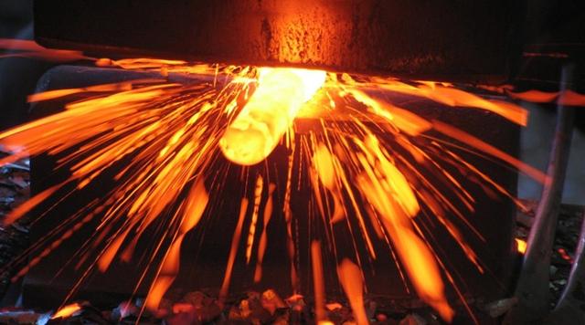 有關爬雪山的戶外裝備挑選,冰爪和冰鎬的正確使用方式