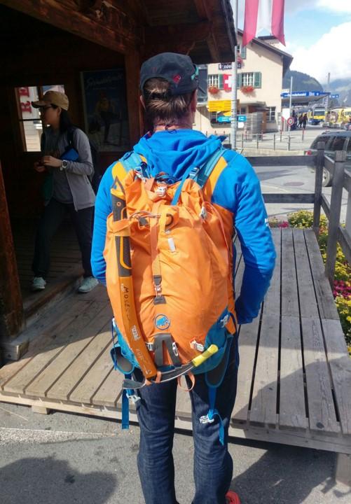 有關爬雪山的戶外裝備挑選,冰爪和冰鎬的正確使用方式