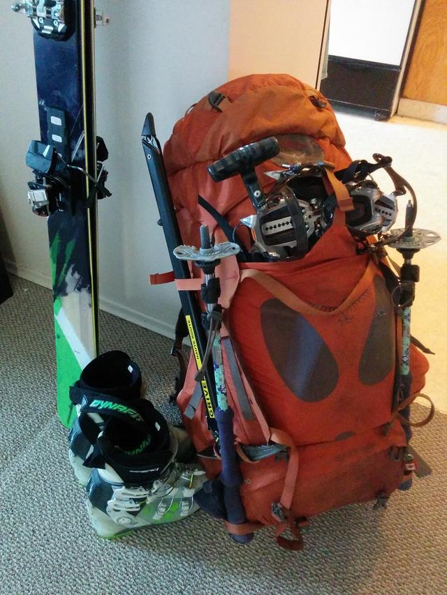 有關爬雪山的戶外裝備挑選,冰爪和冰鎬的正確使用方式