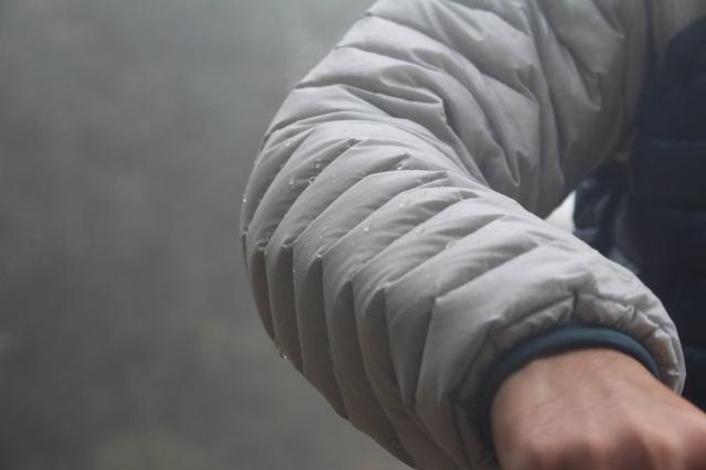 大雨與低溫的考驗,MILLET覓樂羽絨服保暖外套實測