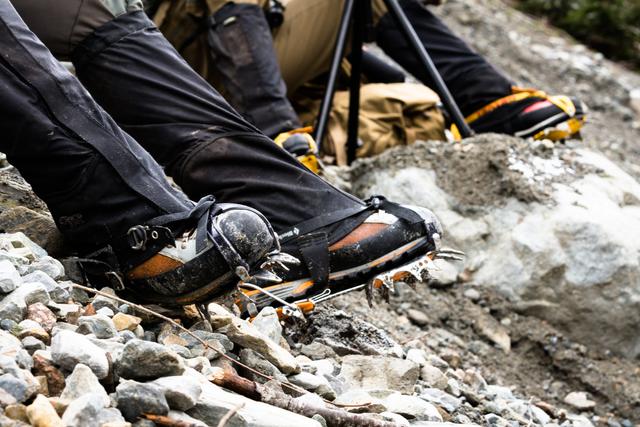 有關爬雪山的戶外裝備挑選,冰爪和冰鎬的正確使用方式