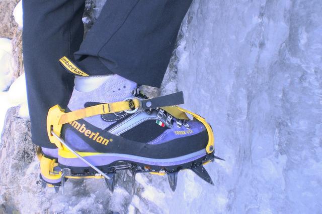 有關(guān)爬雪山的戶外裝備挑選，冰爪和冰鎬的正確使用方式