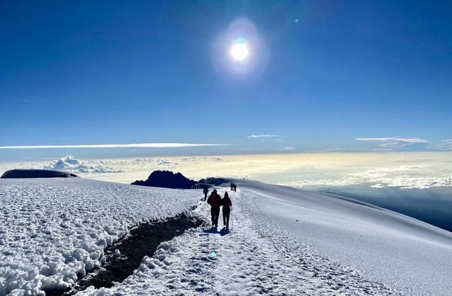 登上非洲之巔乞力馬扎羅山,瑞士Odlo奧遞樂保暖內衣實測
