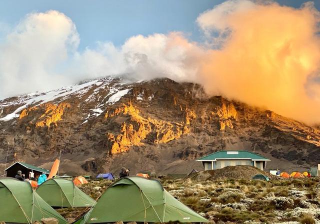 登上非洲之巔乞力馬扎羅山,瑞士Odlo奧遞樂保暖內衣實測