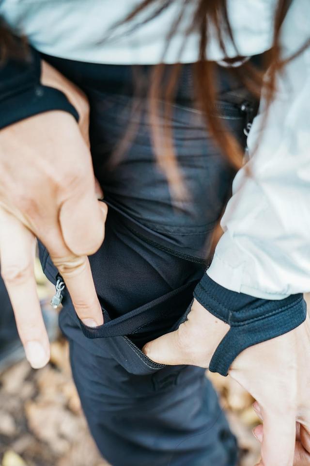 去爬山穿短褲方便還是穿長(zhǎng)褲好?分享兩款戶外速干褲