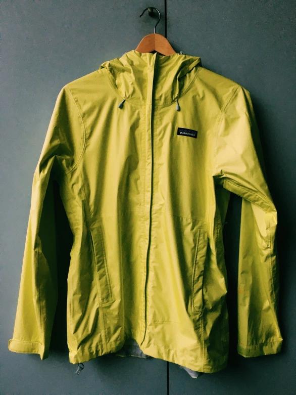 剛買的mont-bell,值得推薦的一款硬殼沖鋒衣