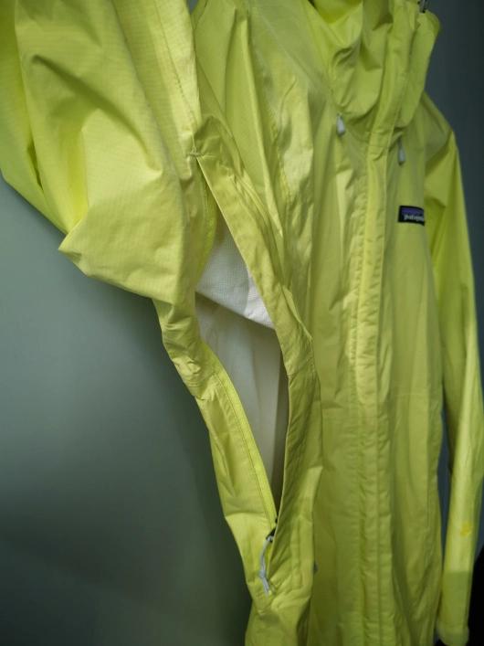 剛買的mont-bell,值得推薦的一款硬殼沖鋒衣